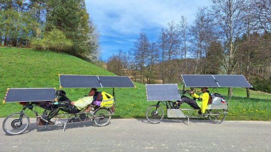 Novinka & akce-Závodníci na solárních kolech: Maratónský souboj vytrvalosti a techniky z Francie do Maroka a zpět s výraznou českou stopou